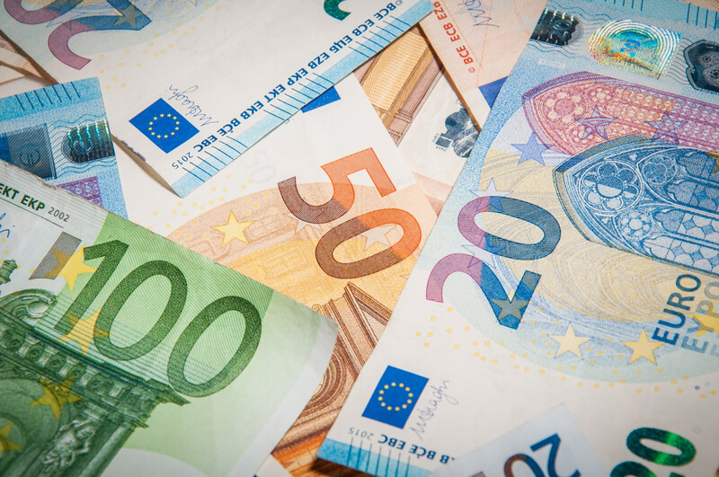 Europe: l'argent liquide de moins en moins utilisé, mais prisé en